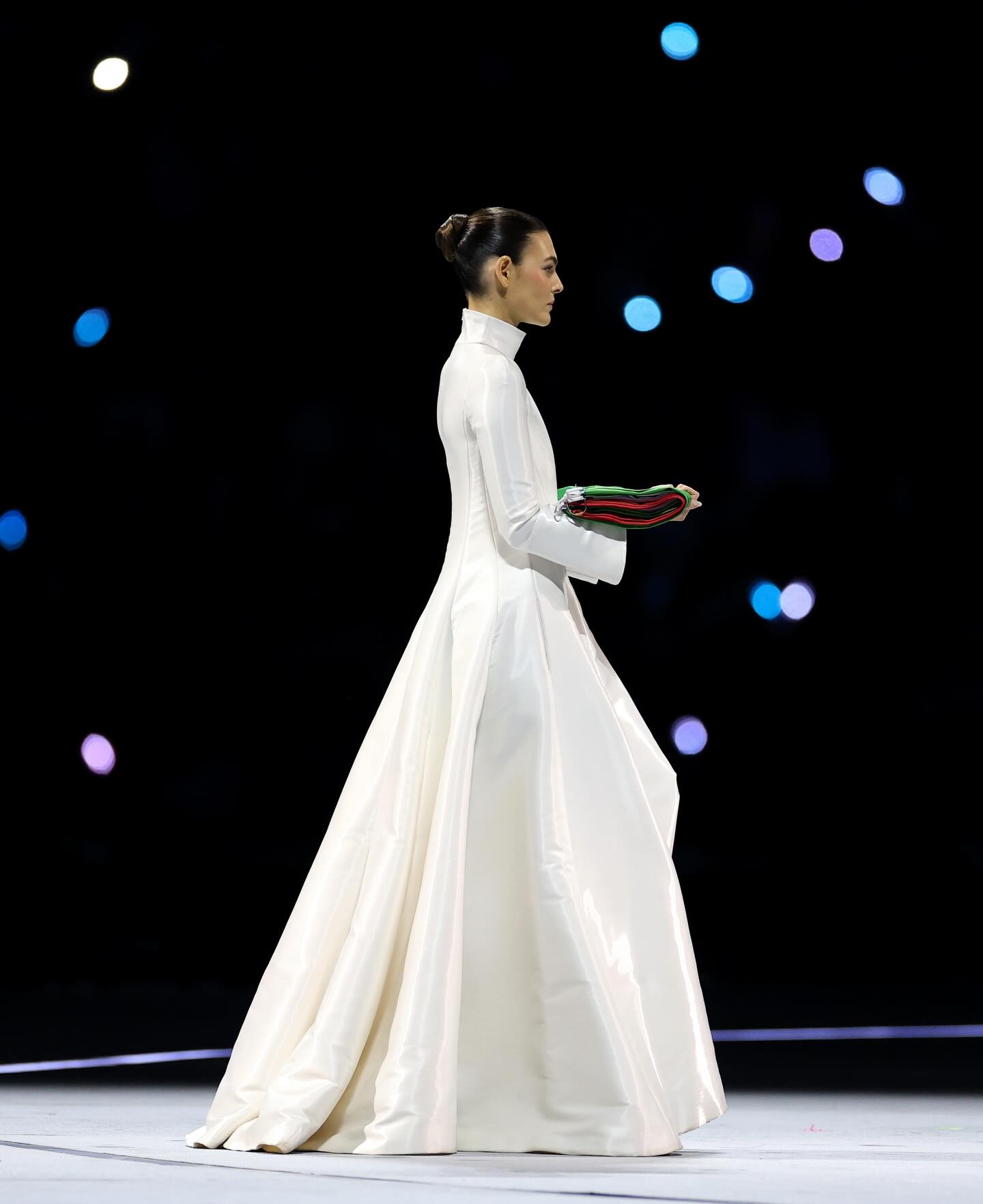 فيتوريا تشيريتي تحمل علم إيطاليا متألّقة بتصميم أرماني (إنستغرام) 