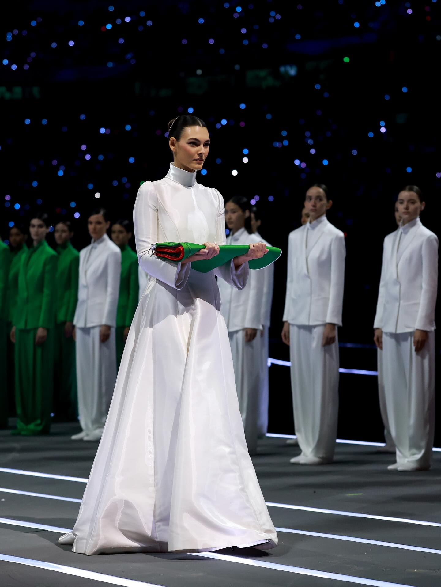 فيتوريا تشيريتي تحمل علم إيطاليا متألّقة بتصميم أرماني (إنستغرام) 