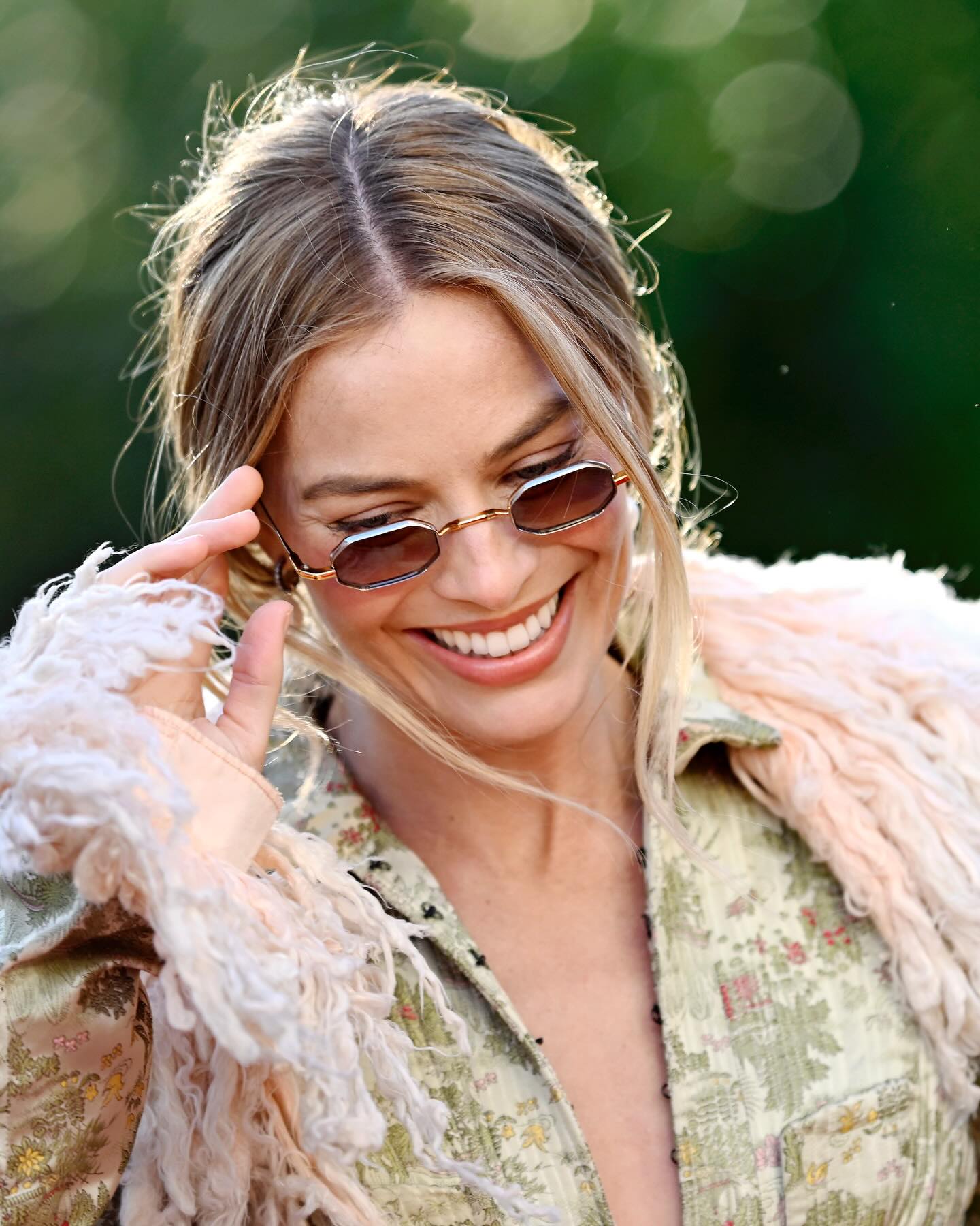 مارغو بمعطف أرشيفي من جون غاليانو (إنستغرام)