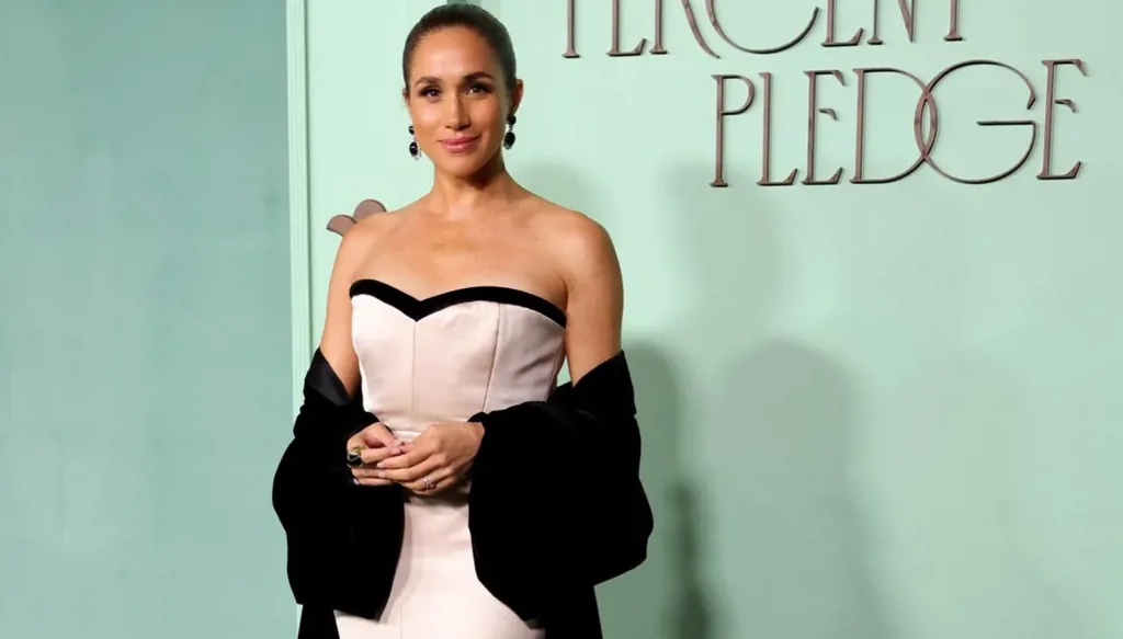 ميغان ماركل بإطلالة فاخرة تحبس الأنفاس في حفل عشاء 15 Percent Pledge