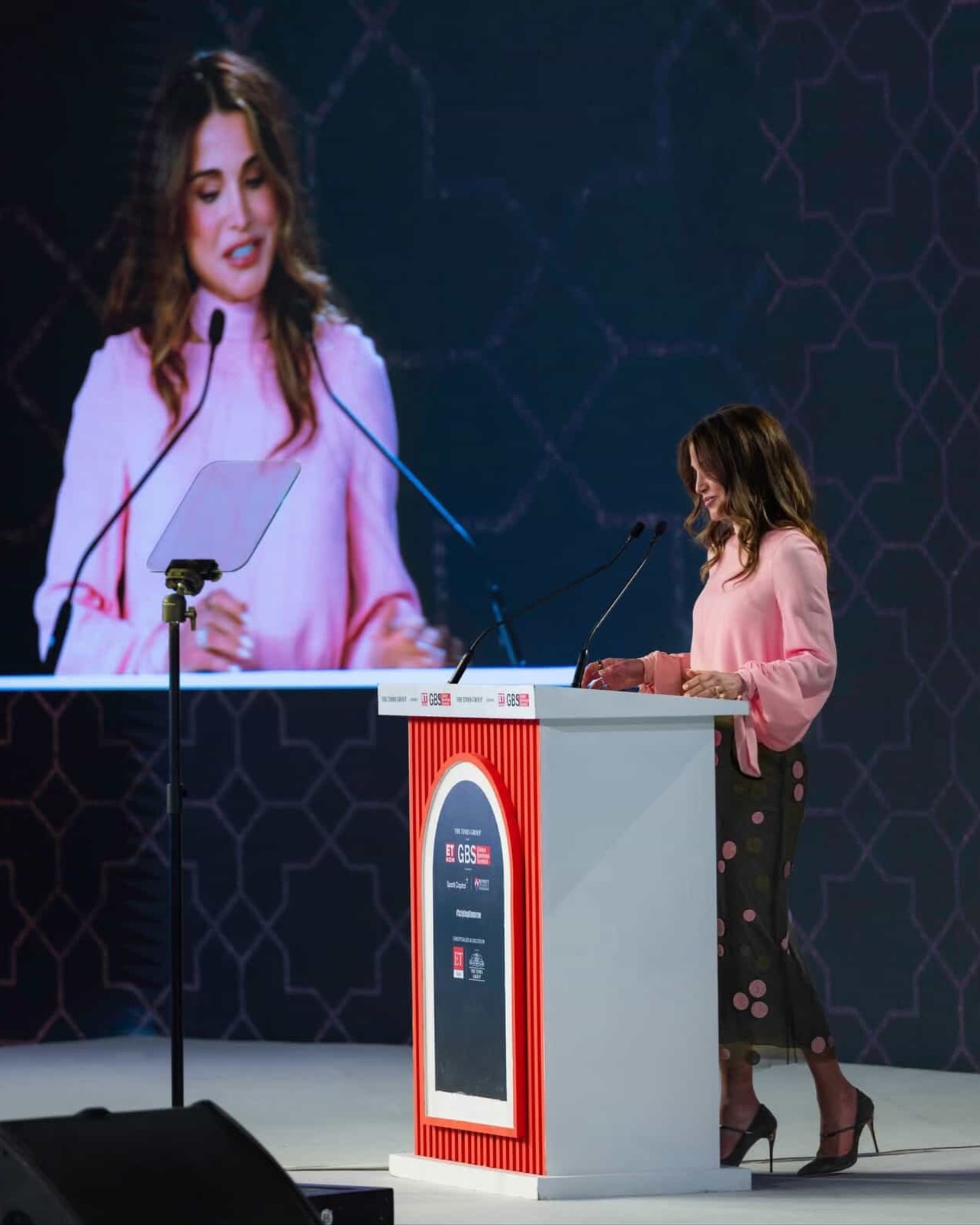 الملكة رانيا العبد الله تلقي خطابها في قمة الأعمال العالميّة في نيودلهي (إنستغرام)