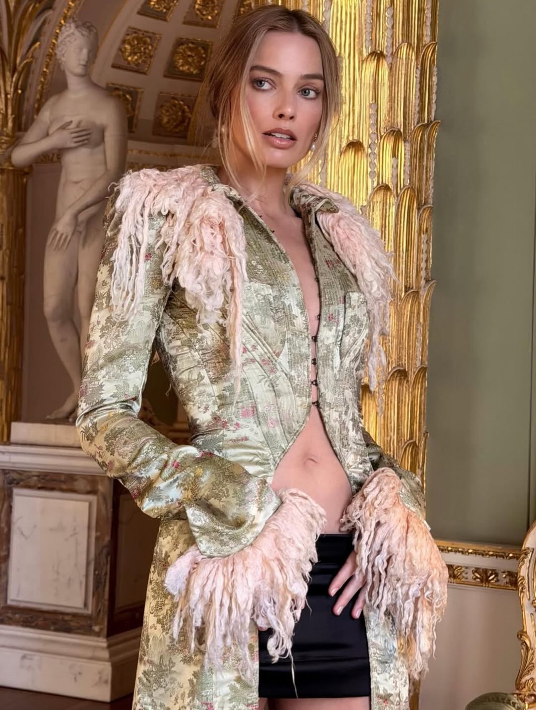 مارغو بمعطف أرشيفي من جون غاليانو (إنستغرام)