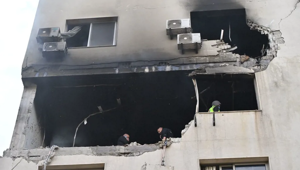 لبنان في اليوم الثالث عشر من الحرب: استهداف متجدّد للنبعة وحارة صيدا… ومجزرة في برج قلاويه