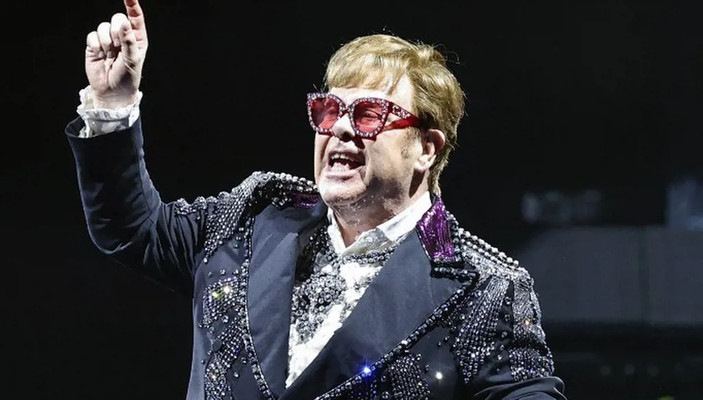 إلتون جون في غولدن غلوب ويعلّق على ضعف بصره (فيديو)
