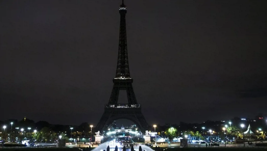 حريق في برج إيفل... إخلاء الزوار وإغلاق المعلم السياحي