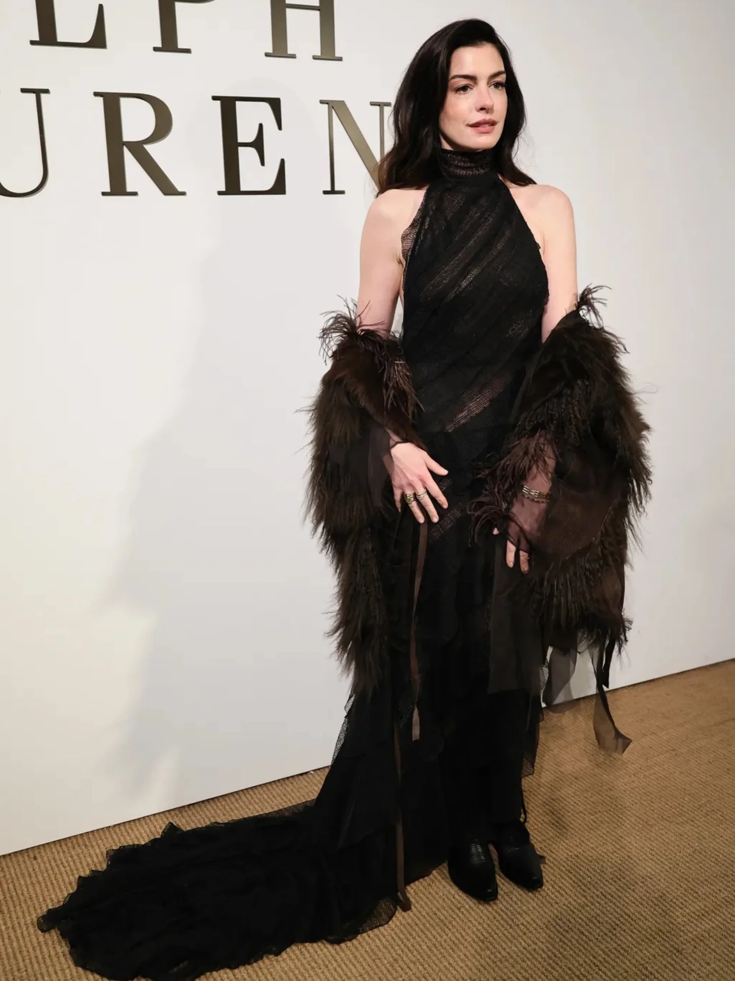 آن هاثاواي في عرض أزياء رالف لورين (إنستغرام)