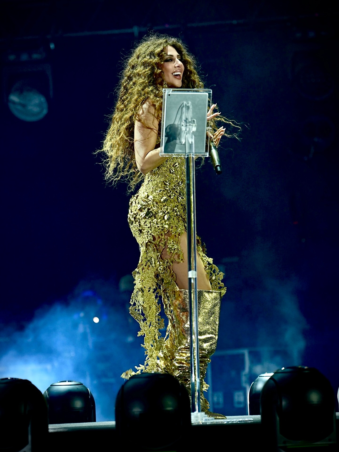 ميريام فارس تنتعل جزمة بنمط جلد الثعبان (إنستغرام)