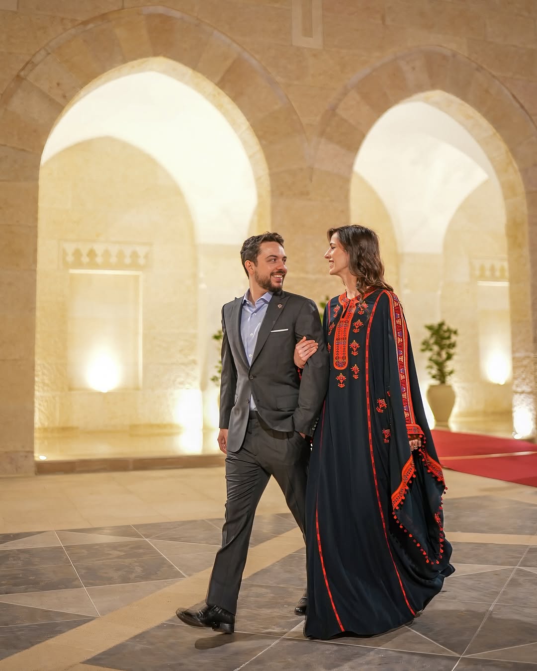 الاميرة رجوة بعباية نجدية خلال إفطار في الأردن (انستغرام)