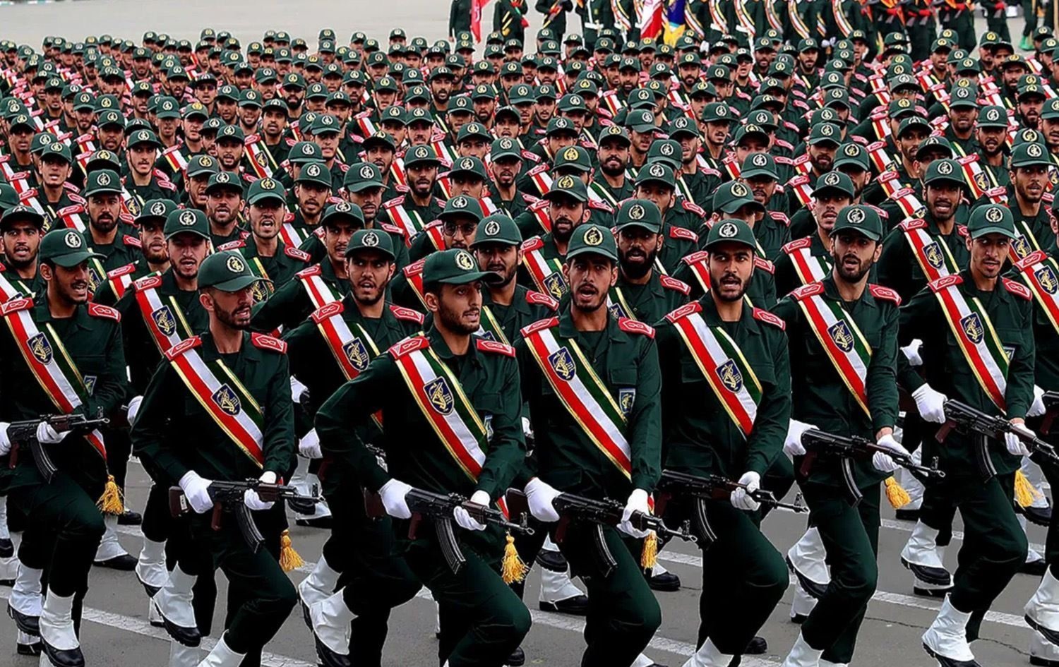 عناصر من الجيش الإيراني (أرشيفية)
