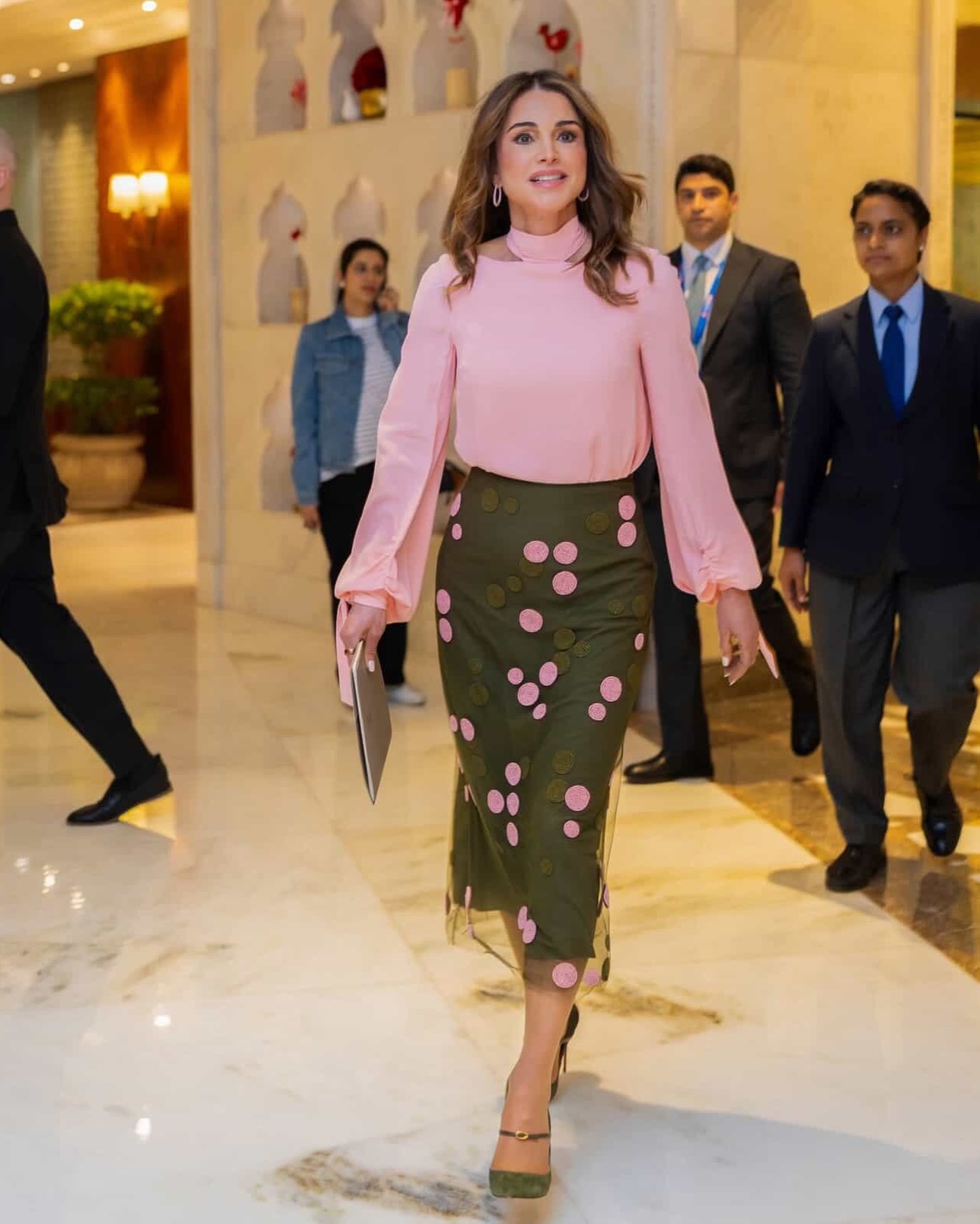 الملكة رانيا العبد الله في قمة الأعمال العالميّة في نيودلهي (إنستغرام)