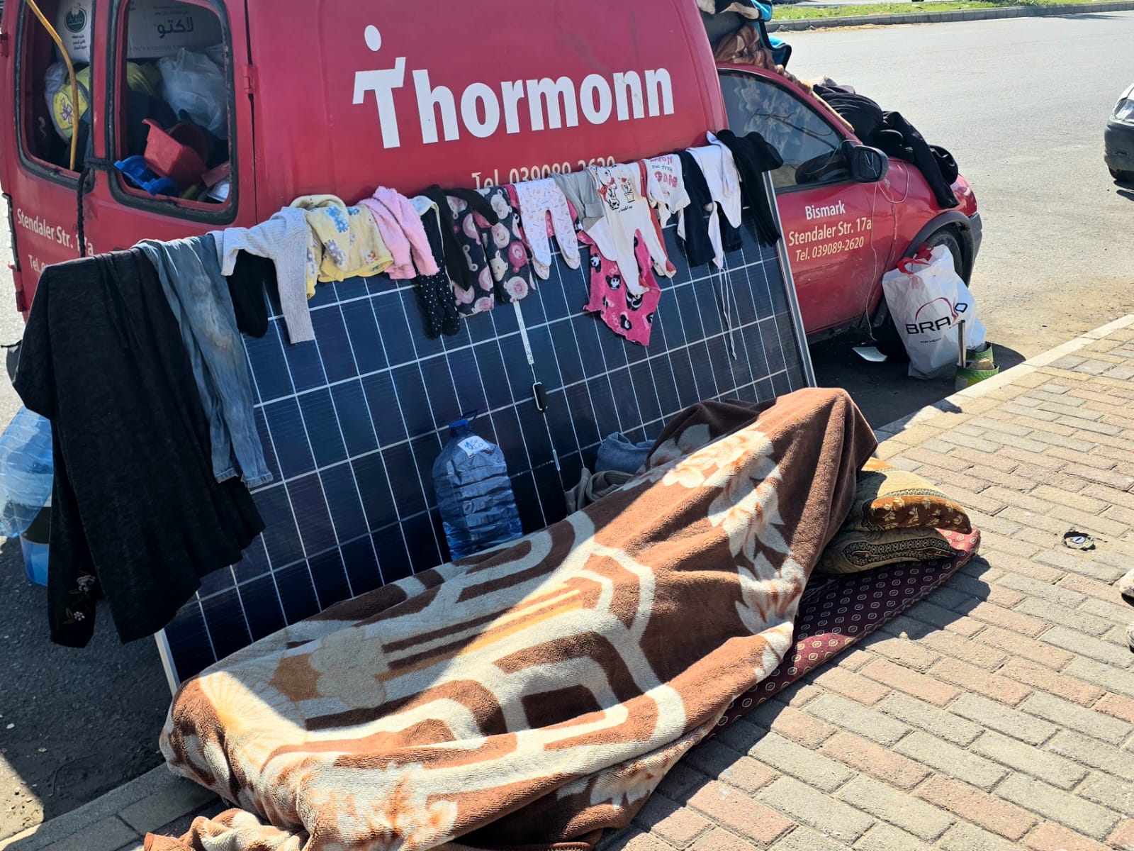 ...وداخل بطانية على الرصيف.