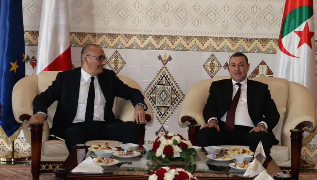 بالصور... وزير الداخلية الفرنسي في الجزائر لتفعيل التعاون الأمني
