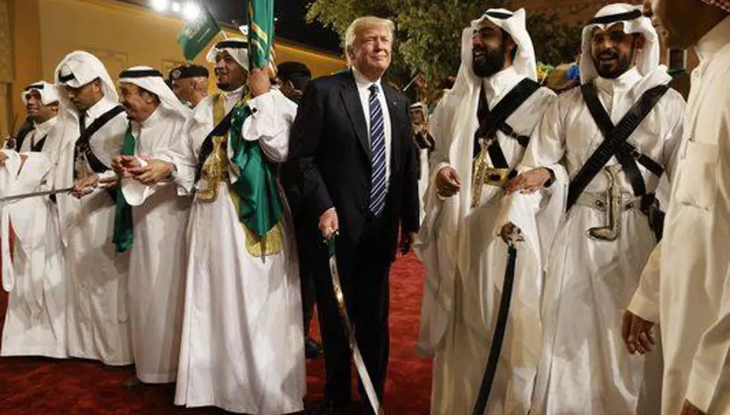 رؤساء أميركيون زاروا السعودية: رقص بالسيف وبلورة مضيئة وسلام بقبضة اليد
