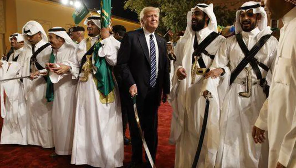 رؤساء أميركيون زاروا السعودية: رقص بالسيف وبلورة مضيئة وسلام بقبضة اليد