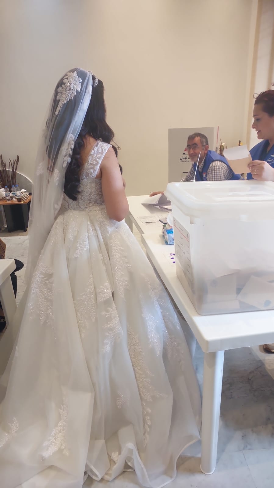 عروس بفستان الزفاف تدلي بصوتها داخل مركز اقتراع (مواقع التواصل). 