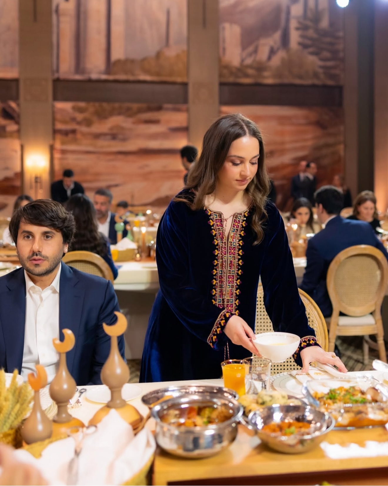 الأميرة إيمان في إفطار رمضان متأنّقة بجلابية مخمليّة من دار Farha (إنستغرام)