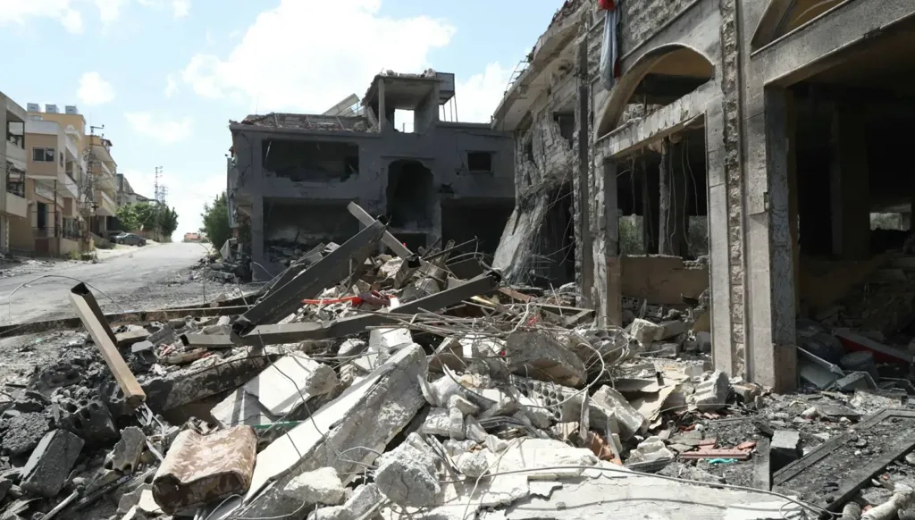 إفراغ المؤسسات التجارية التي نجت من الغارات في الجنوب