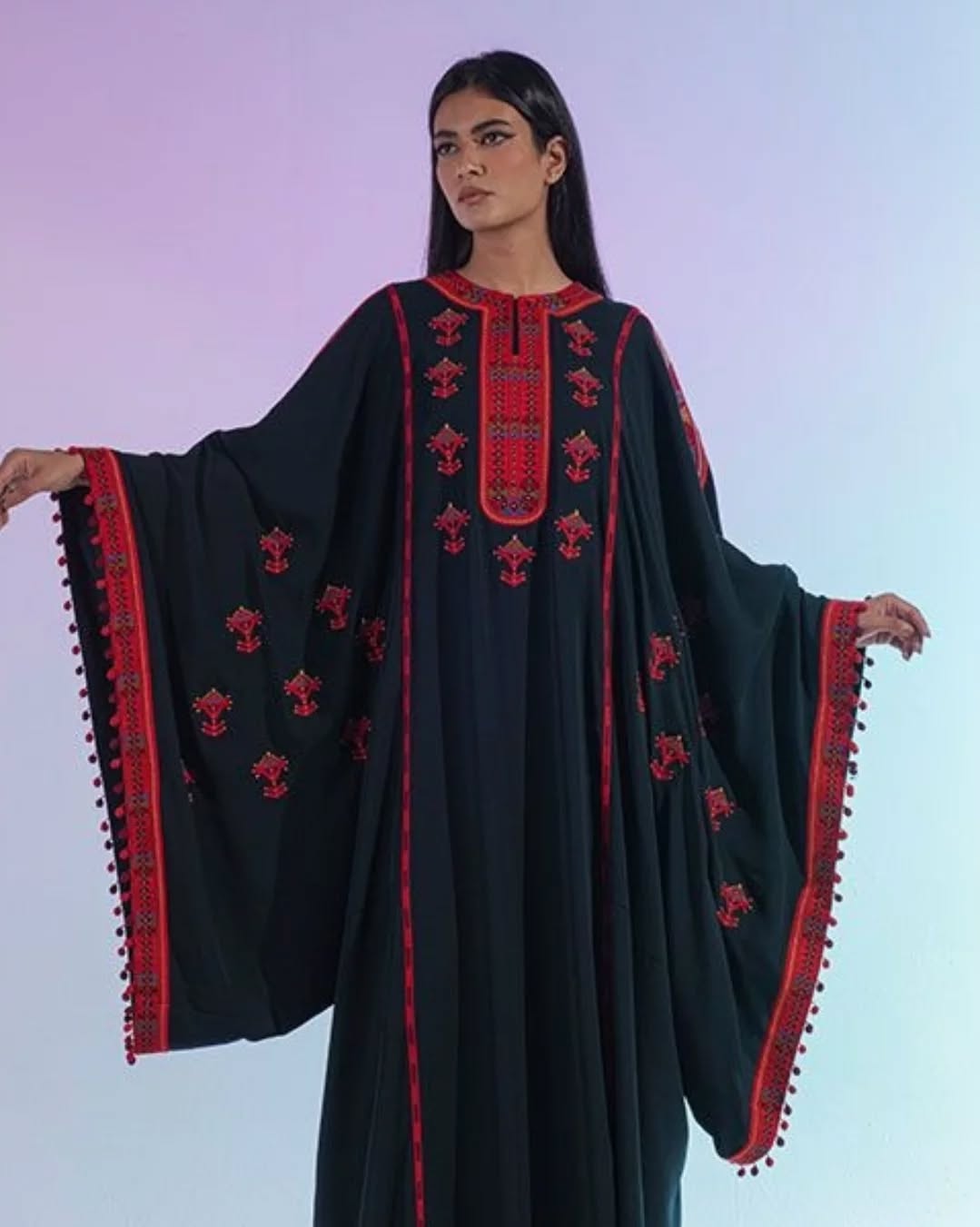 العباية النجدية التي اختارتها الاميرة رجوة لحضور إفطار رمضاني مع العائلة الهاشمية (انستغرام)