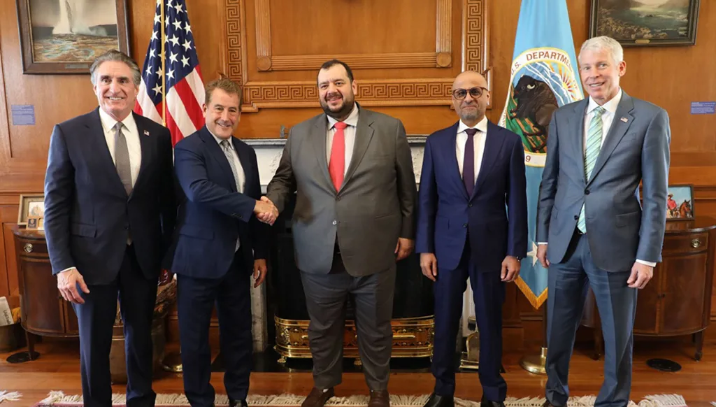 شراكة بين "القابضة" و"إنرجي كابيتال بارتنرز" لاستثمار 25 مليار دولار في مشاريع جديدة لتوليد الطاقة