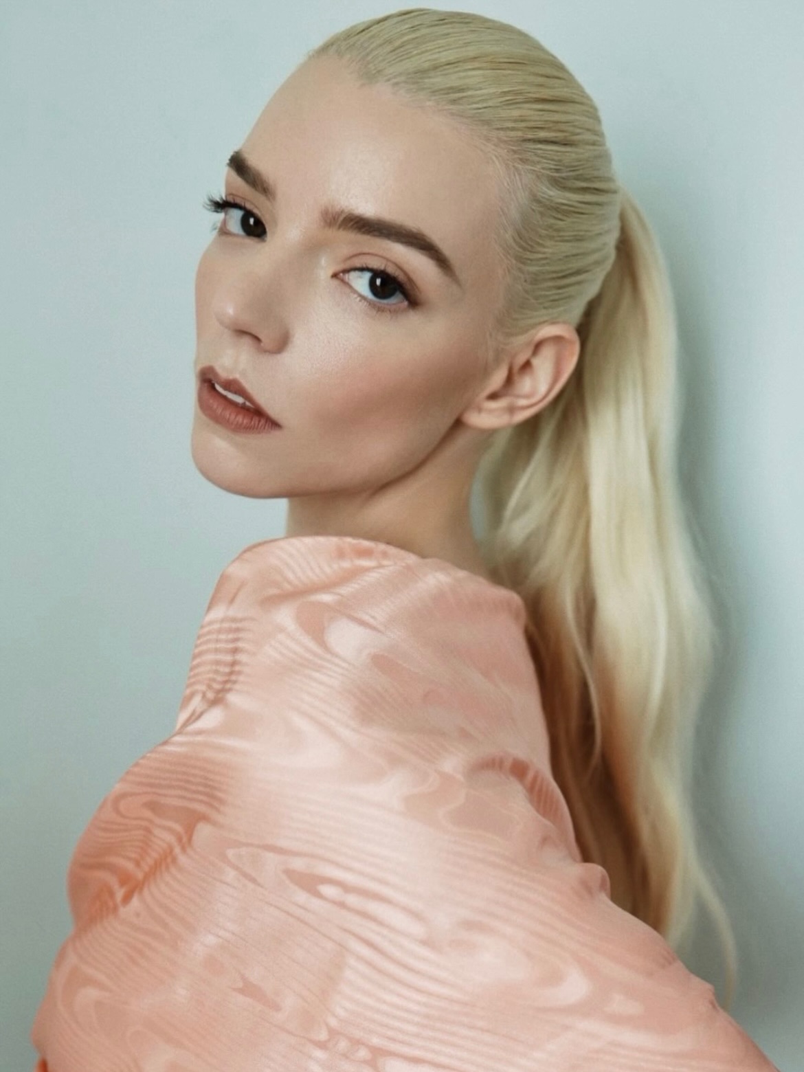 آنيا تايلور بتسريحة ذيل الحصان (إنستغرام)