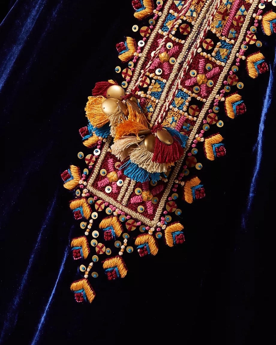 فنّ التطريز اليدويّ الشرقي على الجلابيّة (إنستغرام)