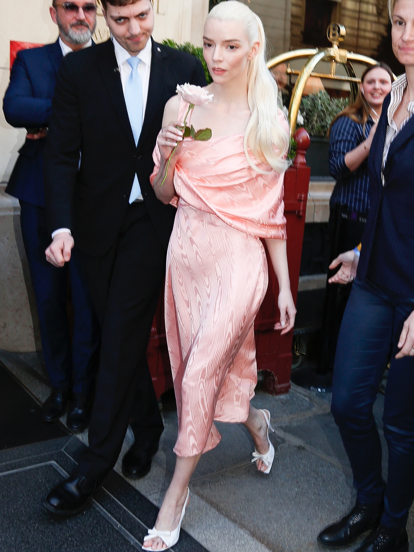 آنيا تايلور جوي في باريس بتوقيع ديور (إنستغرام)