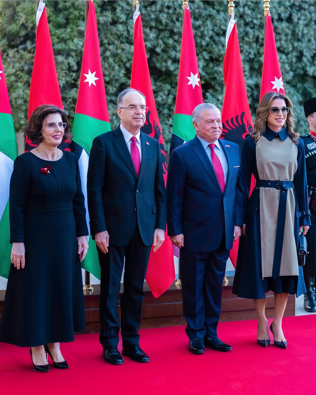 الملكة رانيا بإطلالة عصرية في استقبال الرئيس الألباني وعقيلته الى جانب الملك عبدالله الثاني (انستغرام الملكة رانيا)