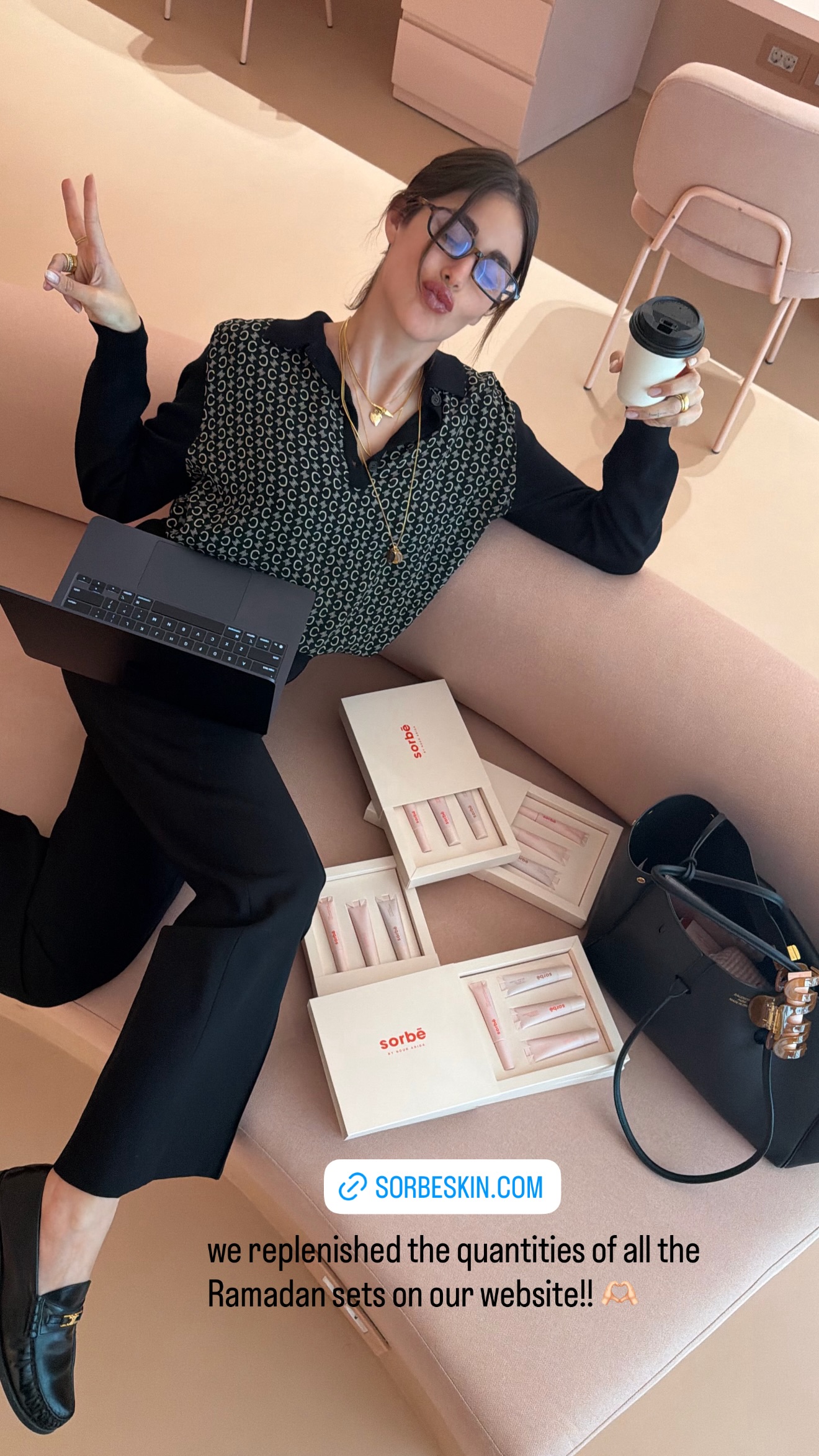 نور عريضة ترتدي قميص جدتها بأسلوب المرأة العاملة (انستغرام)