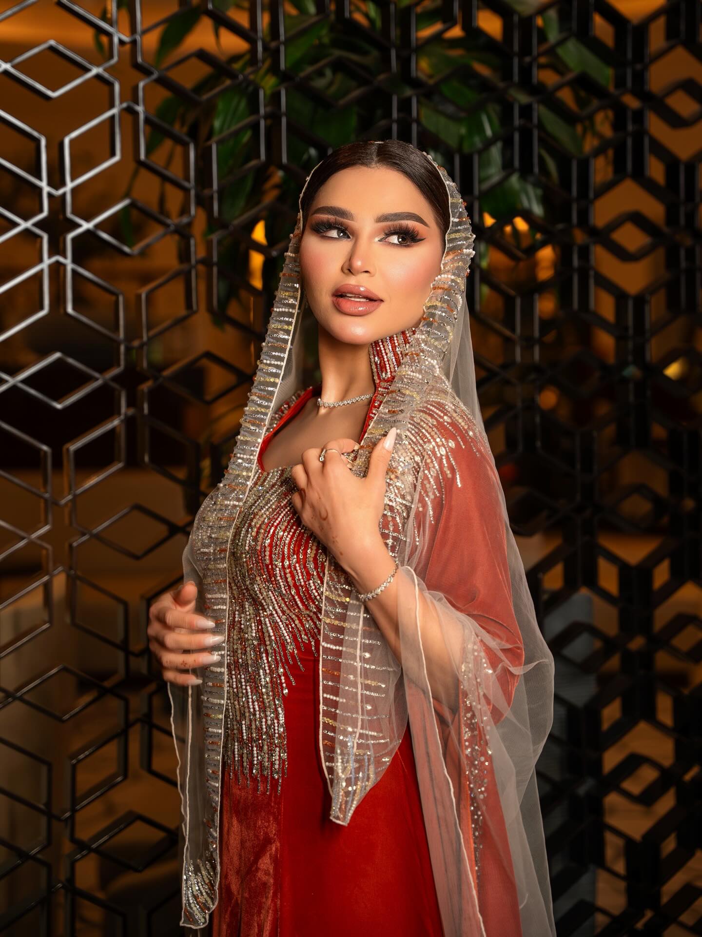 نهى نبيل بتصميم بيان الشنفري (تصوير محمد الريامي)