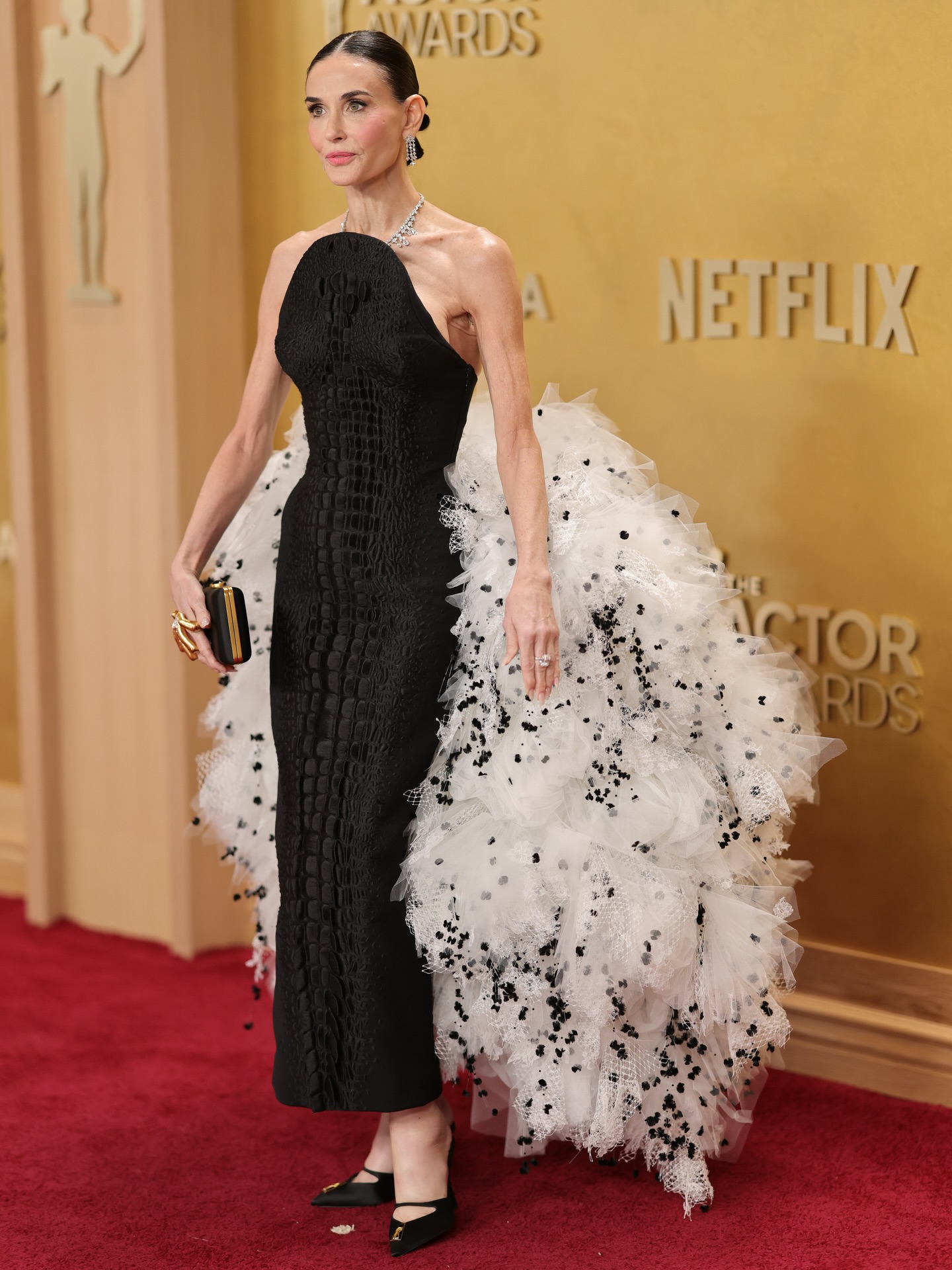 ديمي مور بتصميم سكياباريلي (إنستغرام)