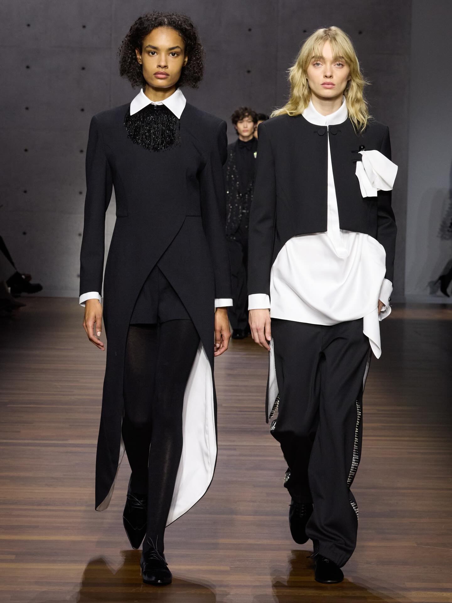 من عرض أمبوريو أرماني خريف وشتاء 2026/2027 للألبسة النسائيّة والرجاليّة (إنستغرام) 