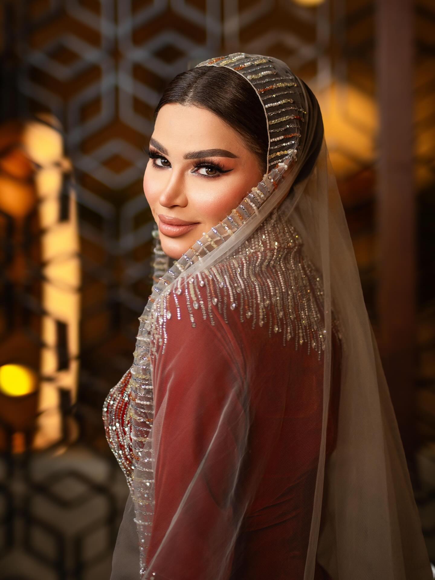 نهى نبيل بتصميم بيان الشنفري (تصوير محمد الريامي)