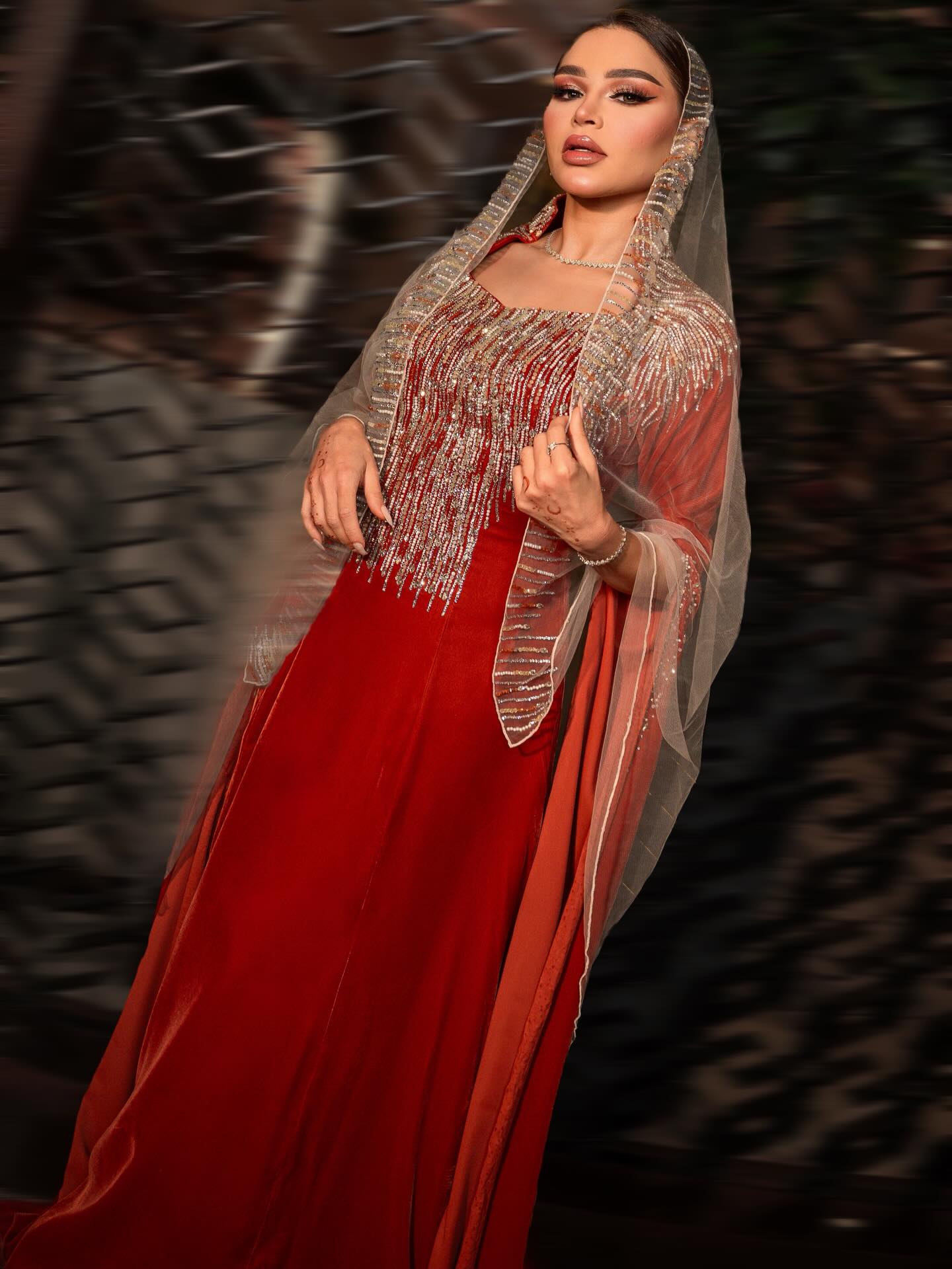 نهى نبيل بتصميم بيان الشنفري (تصوير محمد الريامي)