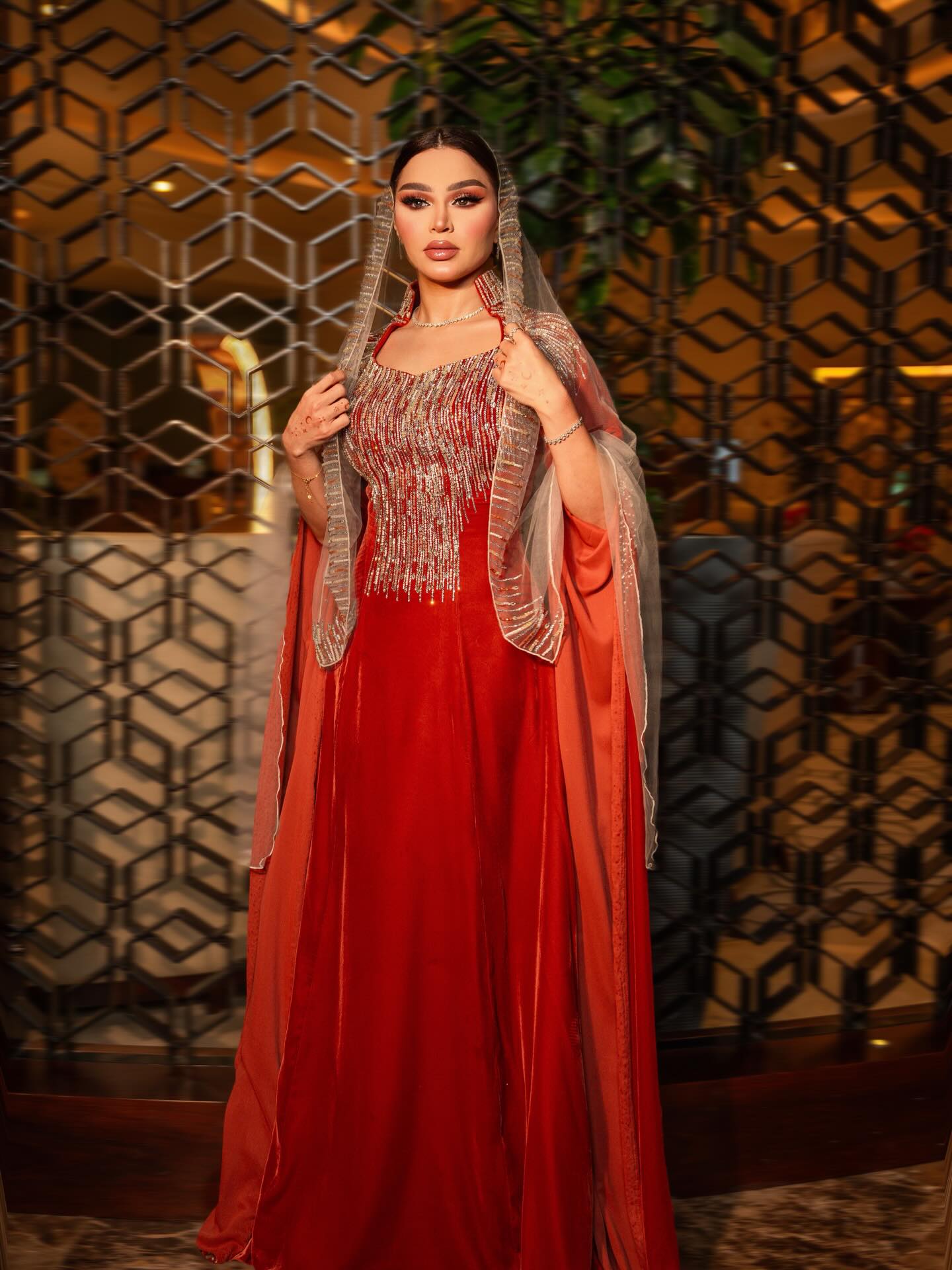 نهى نبيل بتصميم بيان الشنفري (تصوير محمد الريامي)