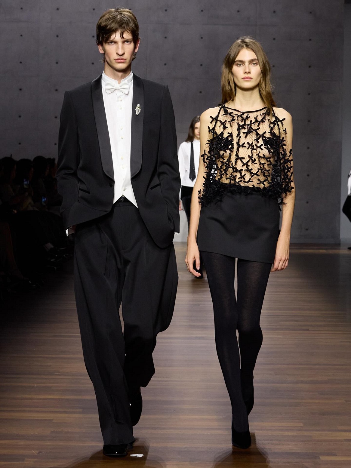 من عرض أمبوريو أرماني خريف وشتاء 2026/2027 للألبسة النسائيّة والرجاليّة (إنستغرام) 