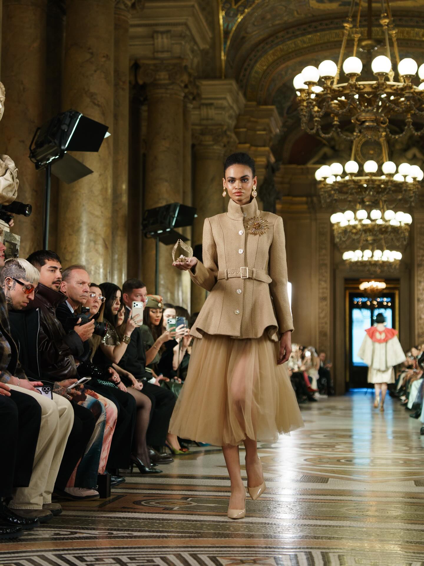 تايور مصنوع من الألياف النباتيّة القابلة للتحلّل الحيوي (إنستغرام)