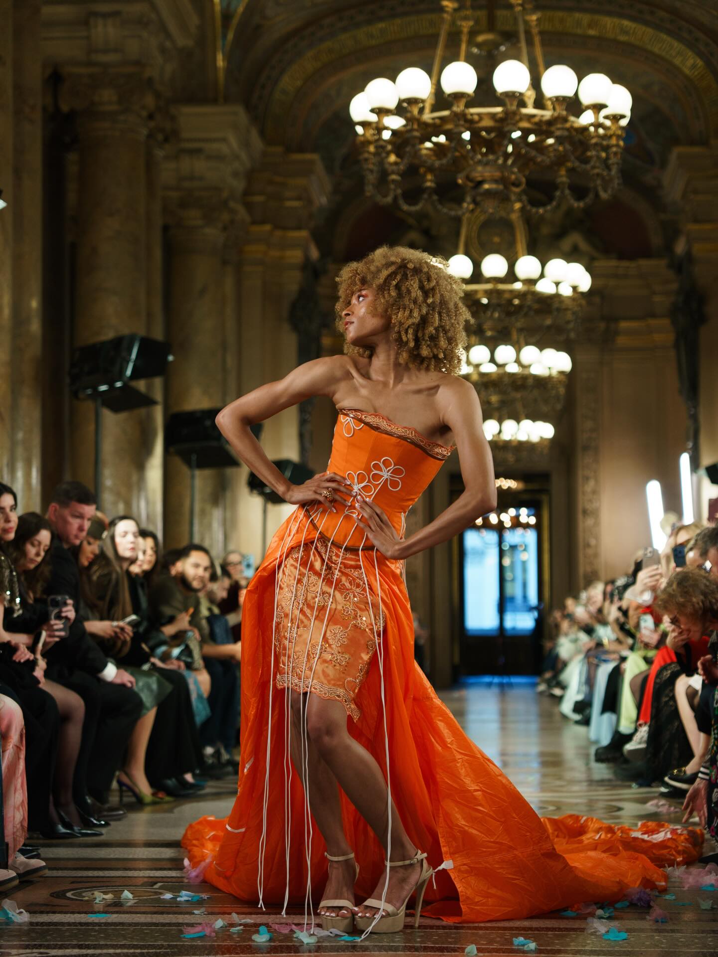 مشد الفستان مصنوع من حقيبة هيرمس وتنّورة من مظلّة عسكريّة فرنسيّة قديمة (إنستغرام)