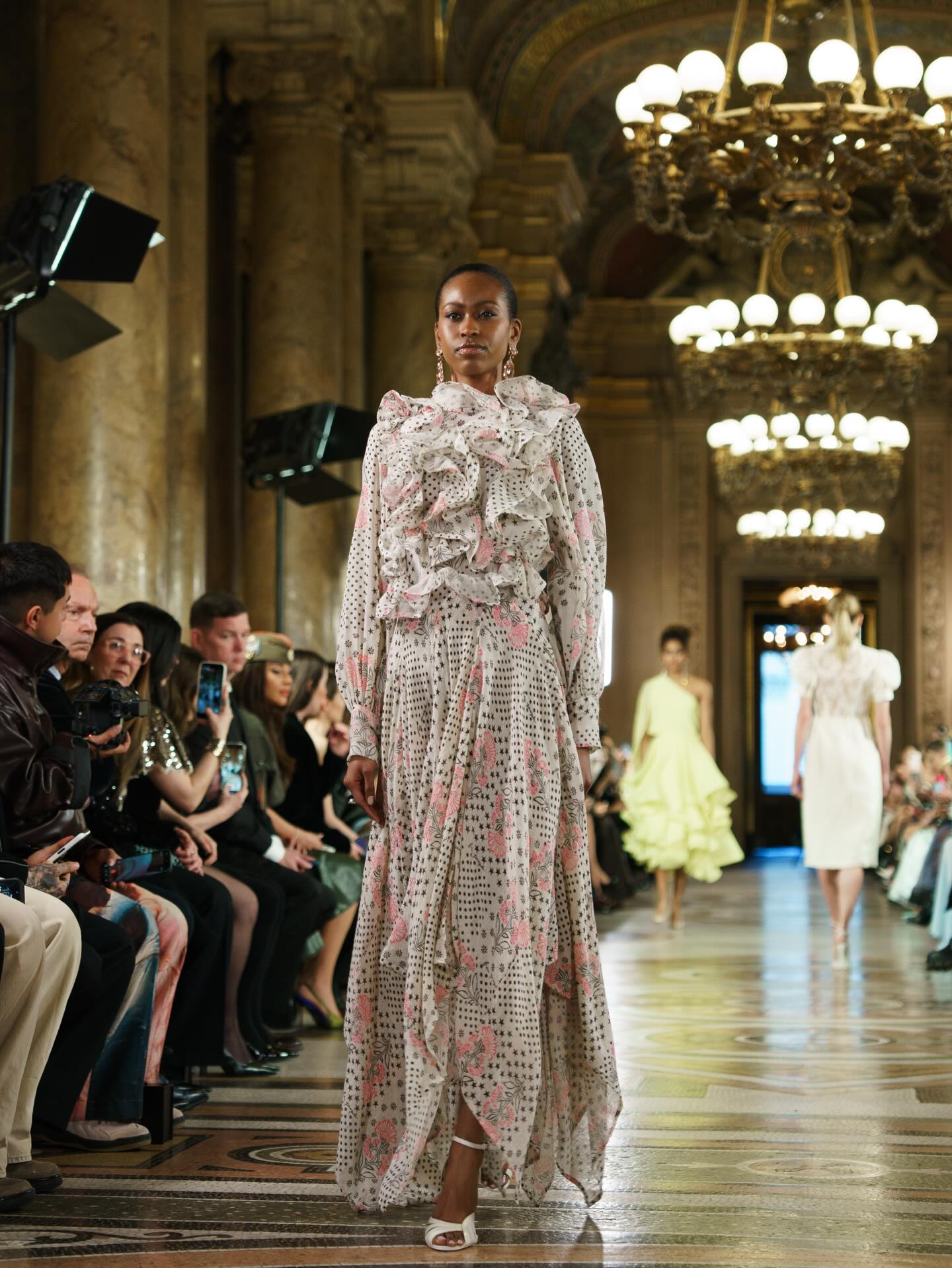 فستان مصنوع من 28 حقيبة تسوّق من Free People (إنستغرام)