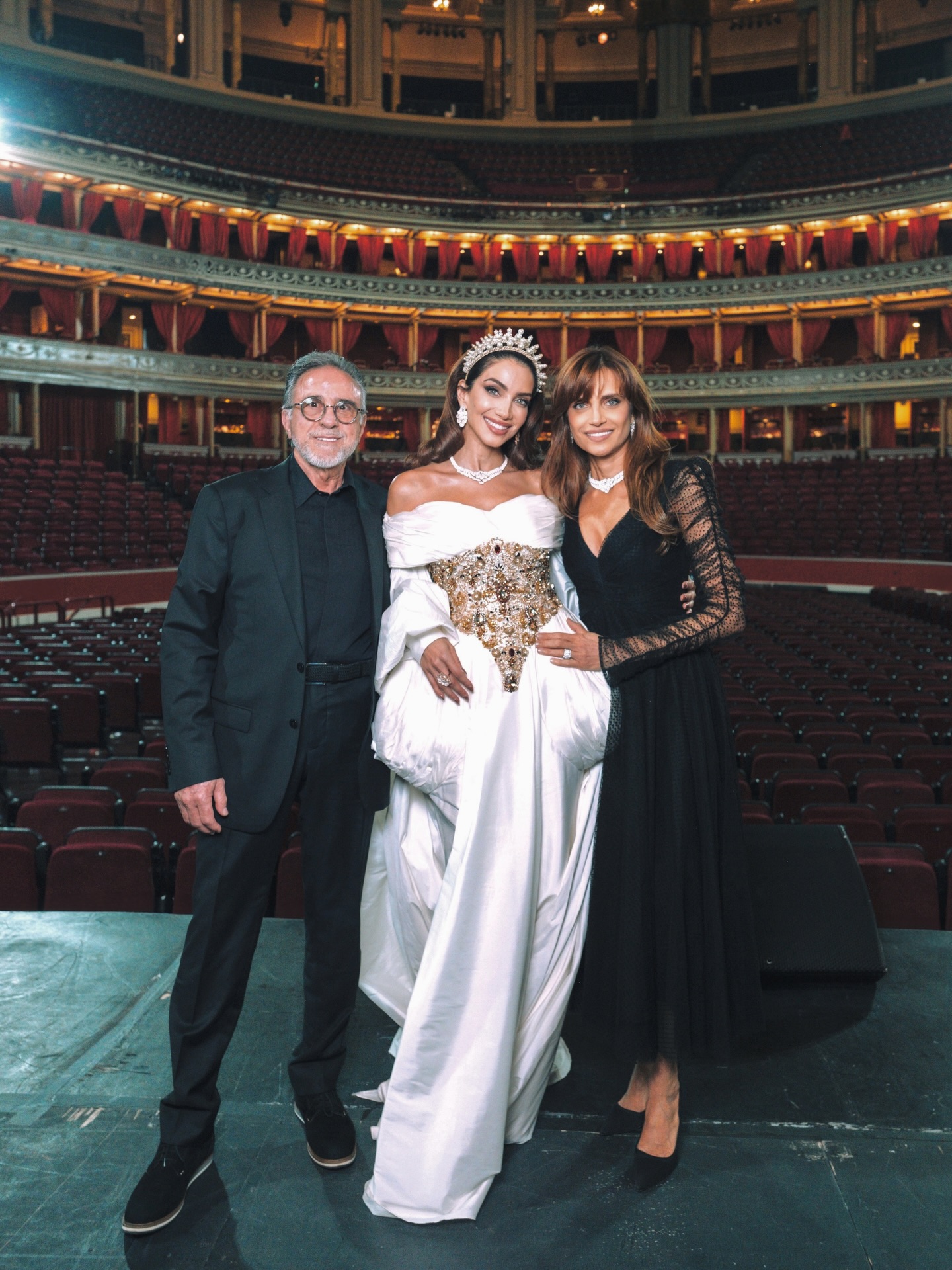 جيسيكا قهواتي تتوسط والديها (إنستغرام)