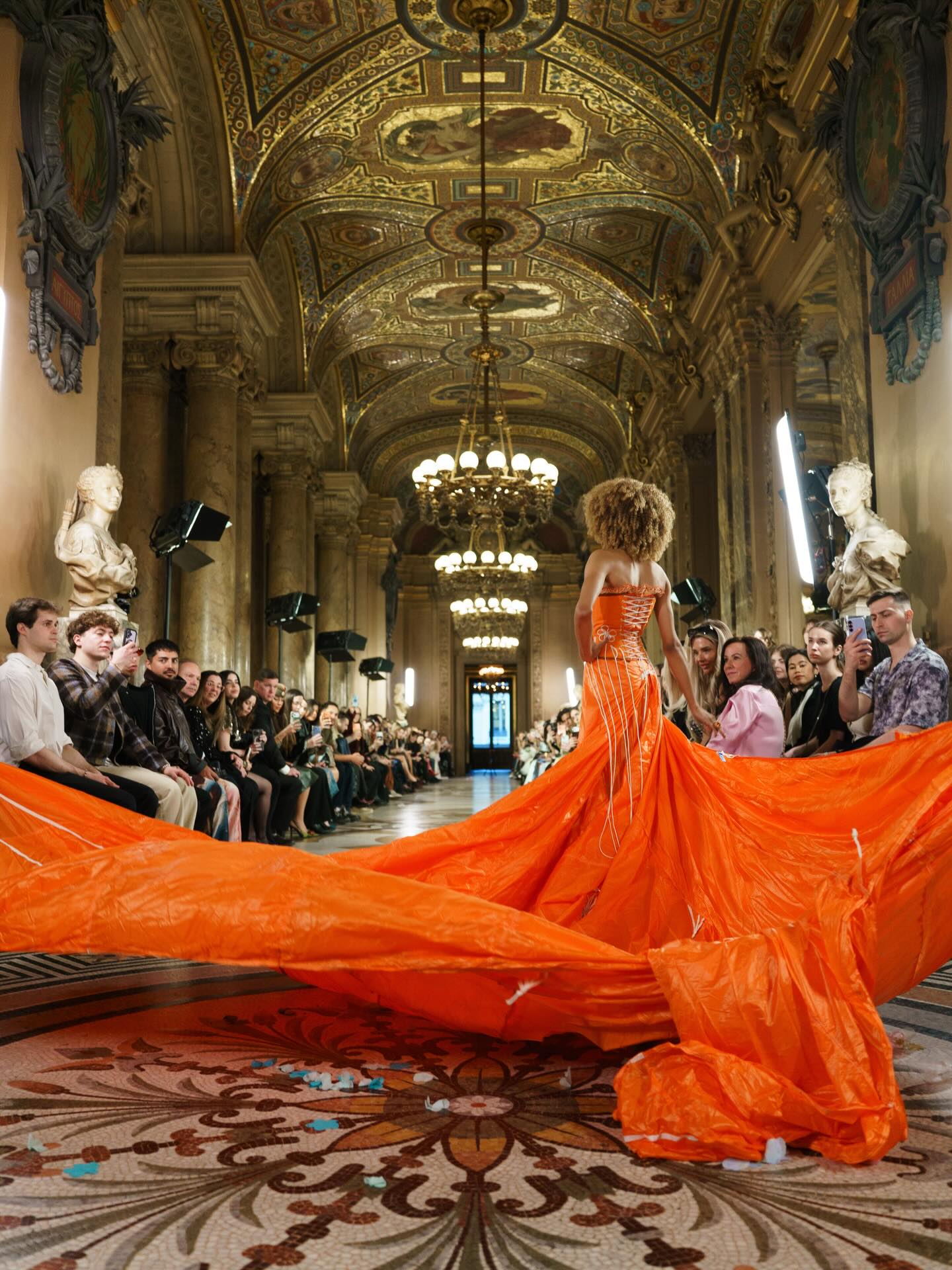 مشد الفستان مصنوع من حقيبة هيرمس وتنّورة من مظلّة عسكريّة فرنسيّة قديمة (إنستغرام)