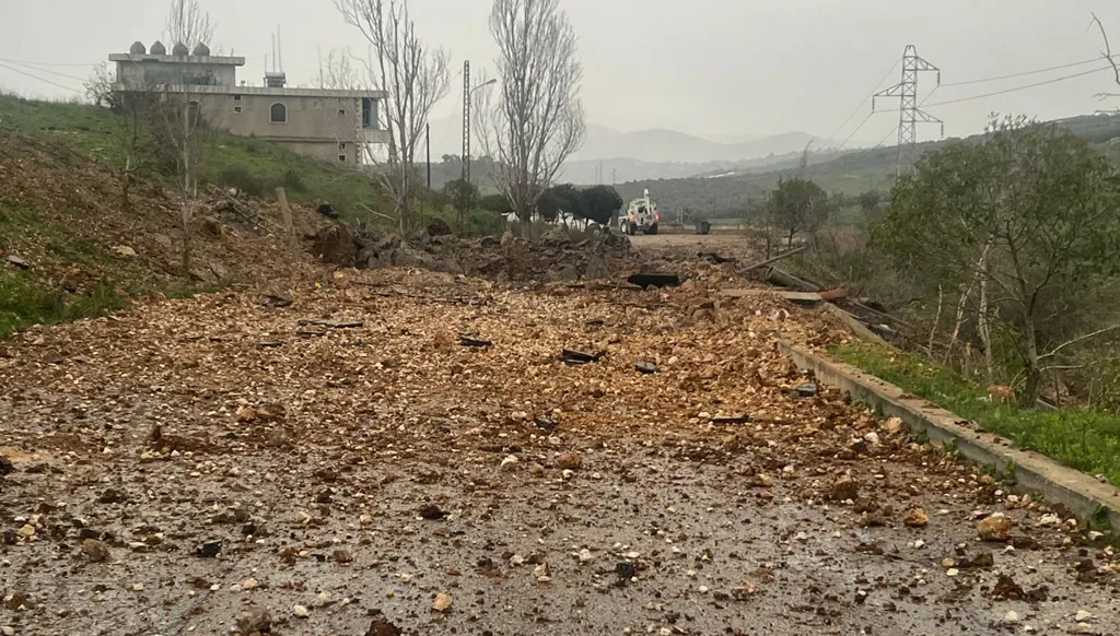 الجيش اللبناني يعيد فتح طريقَي دبين–مرجعيون والخردلي–النبطية بالتعاون مع "اليونيفيل"