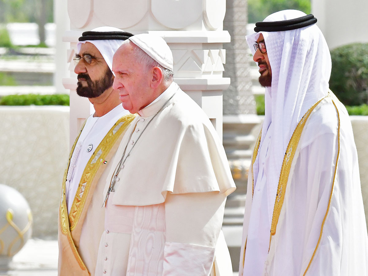 البابا فرنسيس متوسّطاً الشيخ محمد بن زايد والشيخ محمد بن راشد. (أ ف ب)