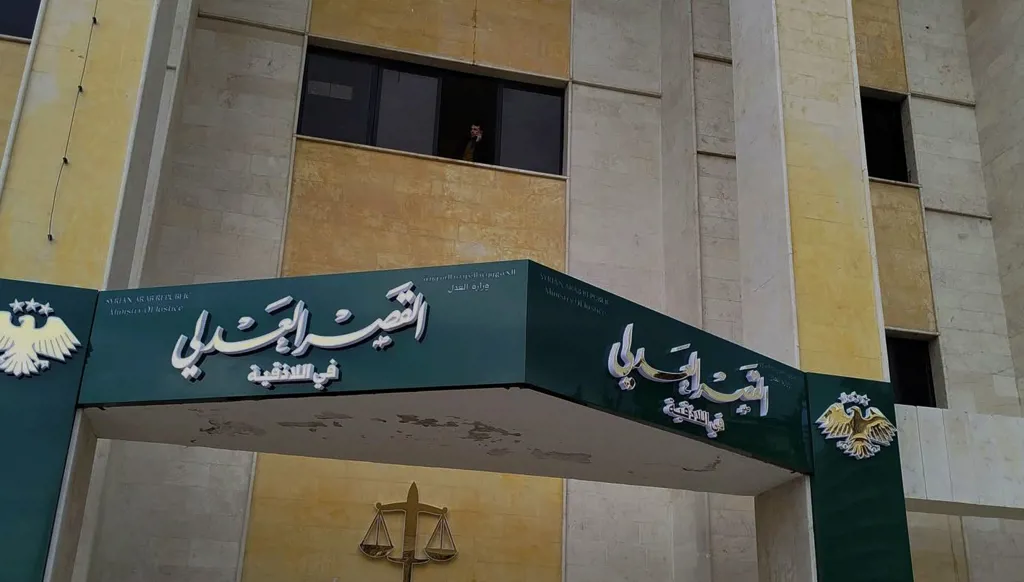 إطلاق نار داخل قصر العدل في اللاذقية... قتيل وشرطي مصاب