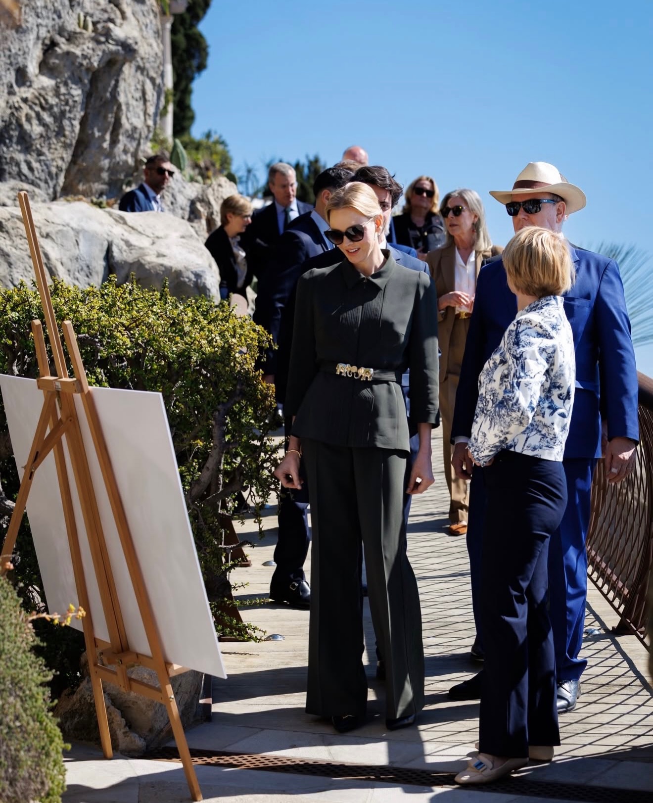 الأمير ألبرت الثاني وزوجته الأميرة شارلين يستكشفان الحديقة (إنستغرام)