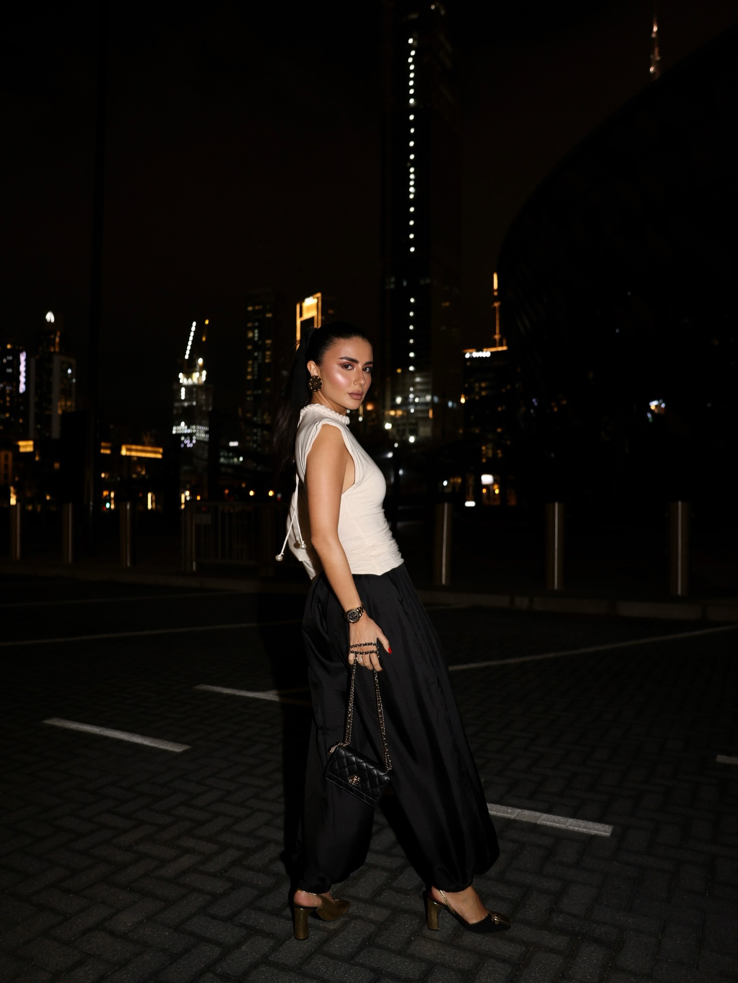 ديما الأسدي بإطلالة تلائم السهرة من مانوري (إنستغرام)