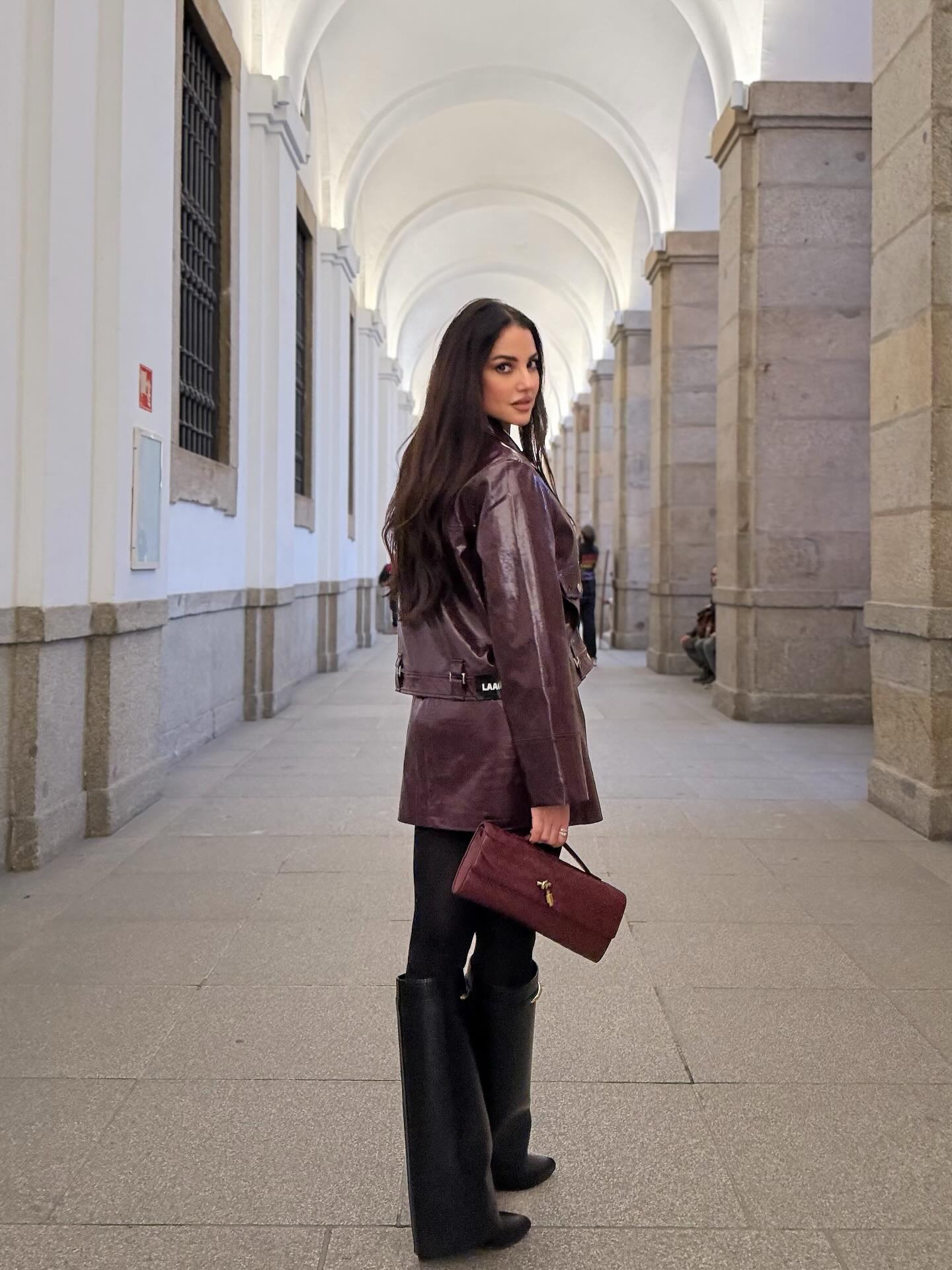 درّة زرّوق بموضة الجلد اللمّاع من علامة LAAGAM (إنستغرام)