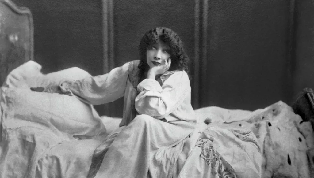 سارة برنار الممثلة الأسطورية معرضًا في "قصر النور"