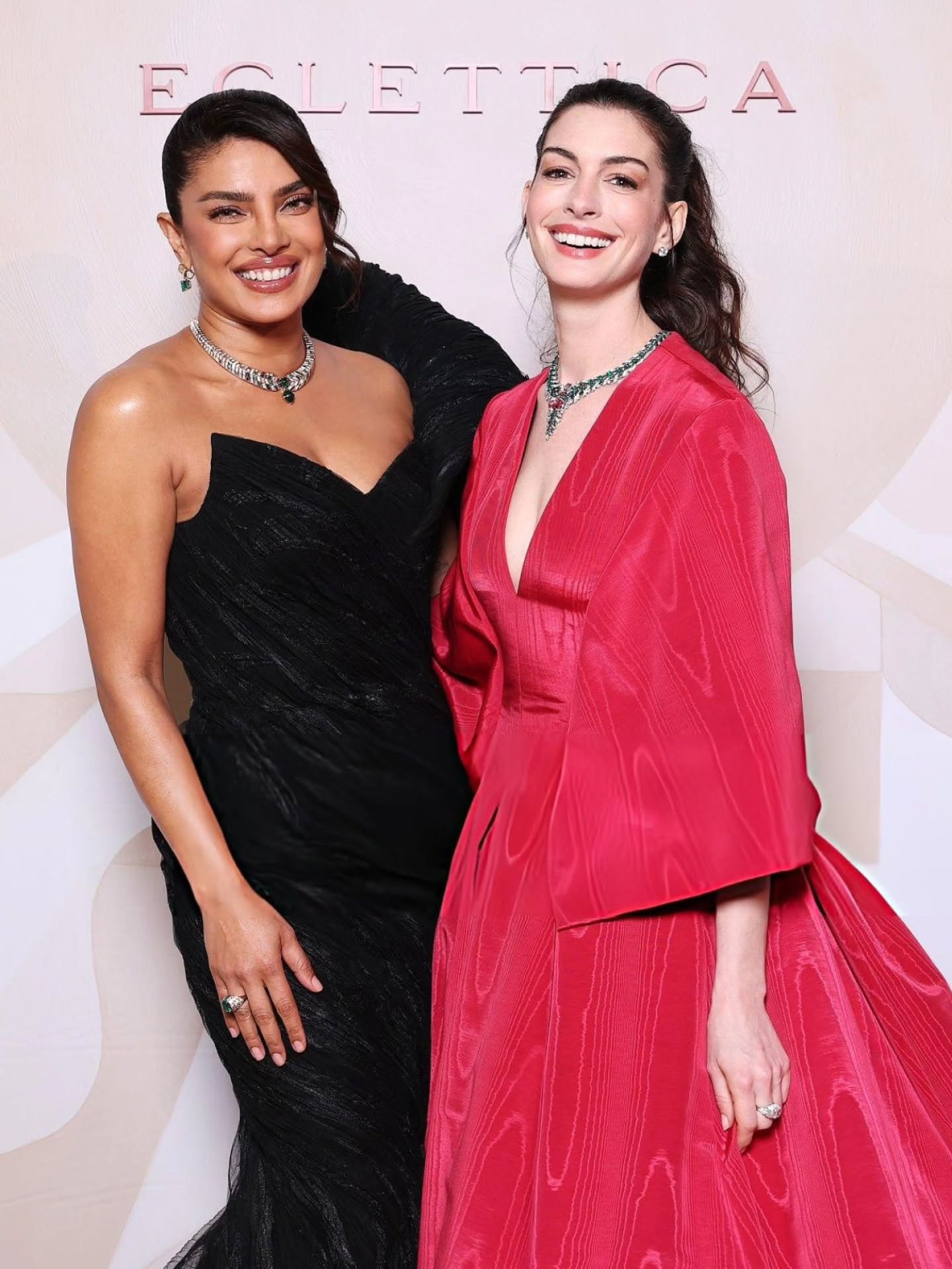 آن هاثاواي وبريانكا شوبرا في حفل بولغري (إنستغرام)