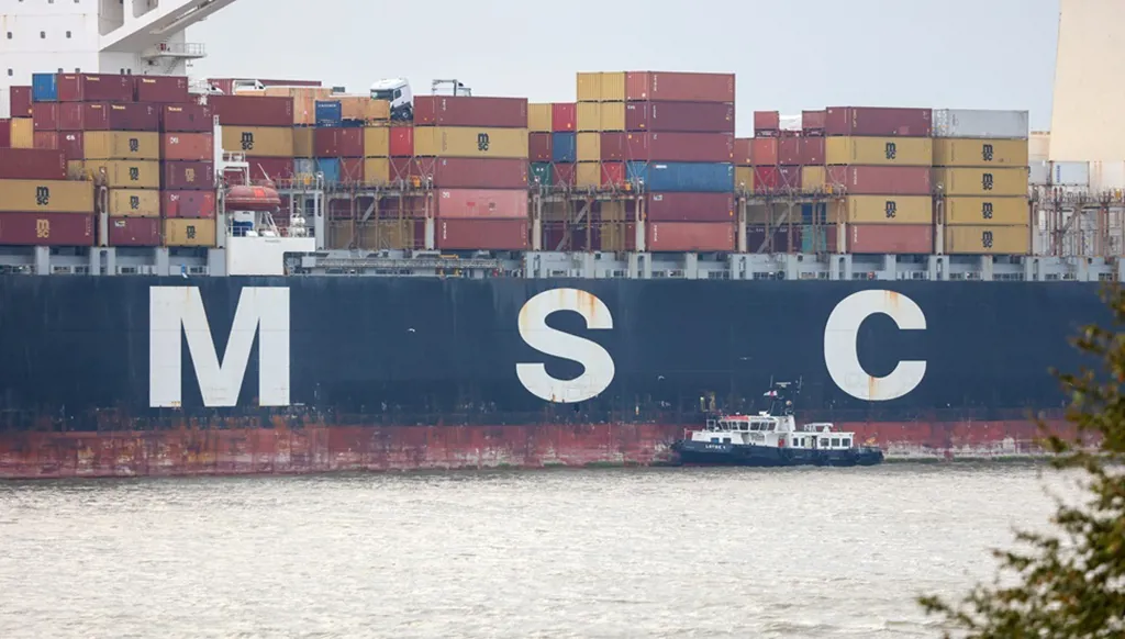 شركات شحن كبرى تُعلق عمليات سفنها في الخليج... وتدعو للاحتماء في مكان "آمن"