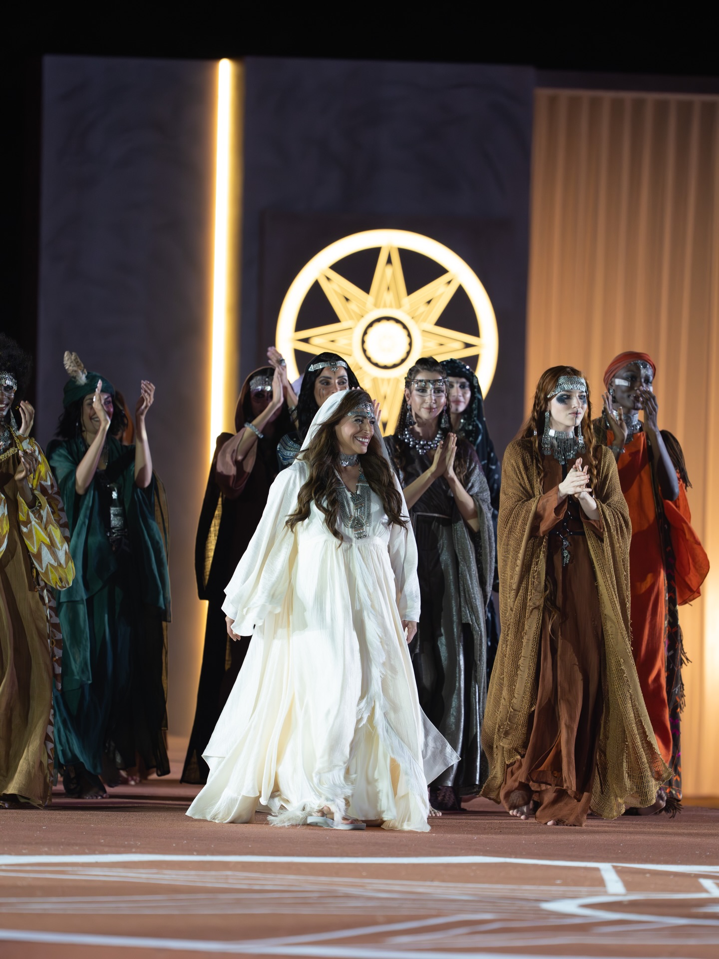 الشيخة بدور القاسمي والعارضات في تحيّة ختاميّة من عرض أزياء إنانا (إنستغرام)